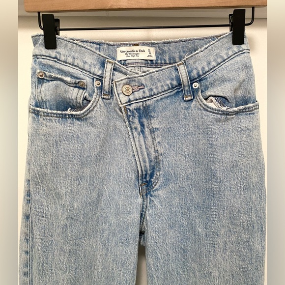 Abercrombie & Fitch The '90s Straight Ultra High-rise Jean women’s size 0 - Picture 3 of 6